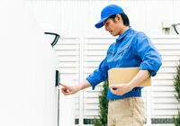インターフォンを鳴らす男性スタッフ